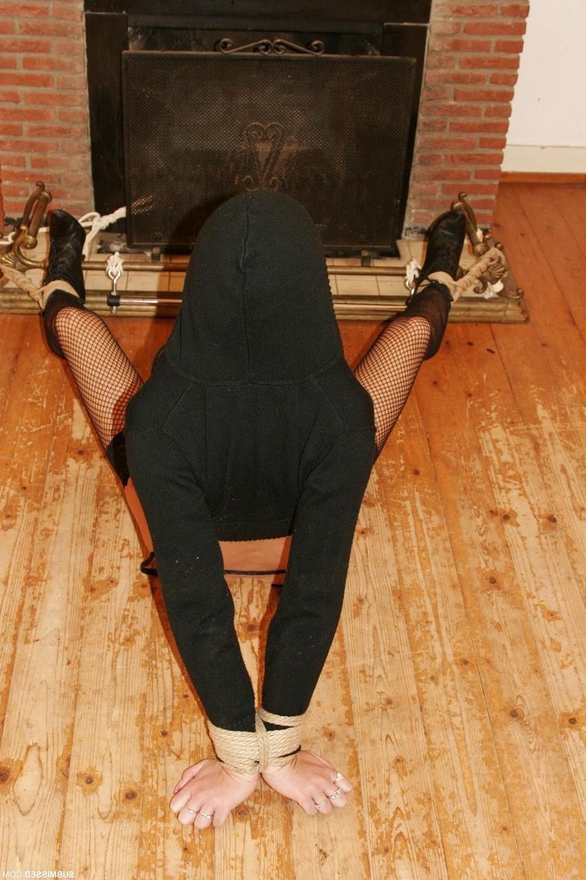 20P Babe in Netzstrümpfen Vanessa lässt ihre Muschi spielen, während sie mit einem Seil gefesselt ist