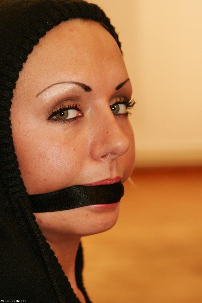 20P Babe in Netzstrümpfen Vanessa lässt ihre Muschi spielen, während sie mit einem Seil gefesselt ist