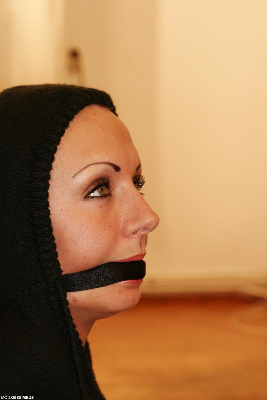 20P Babe in Netzstrümpfen Vanessa lässt ihre Muschi spielen, während sie mit einem Seil gefesselt ist
