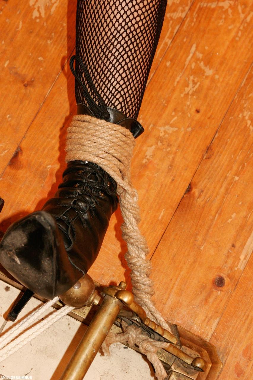 20P Babe in Netzstrümpfen Vanessa lässt ihre Muschi spielen, während sie mit einem Seil gefesselt ist