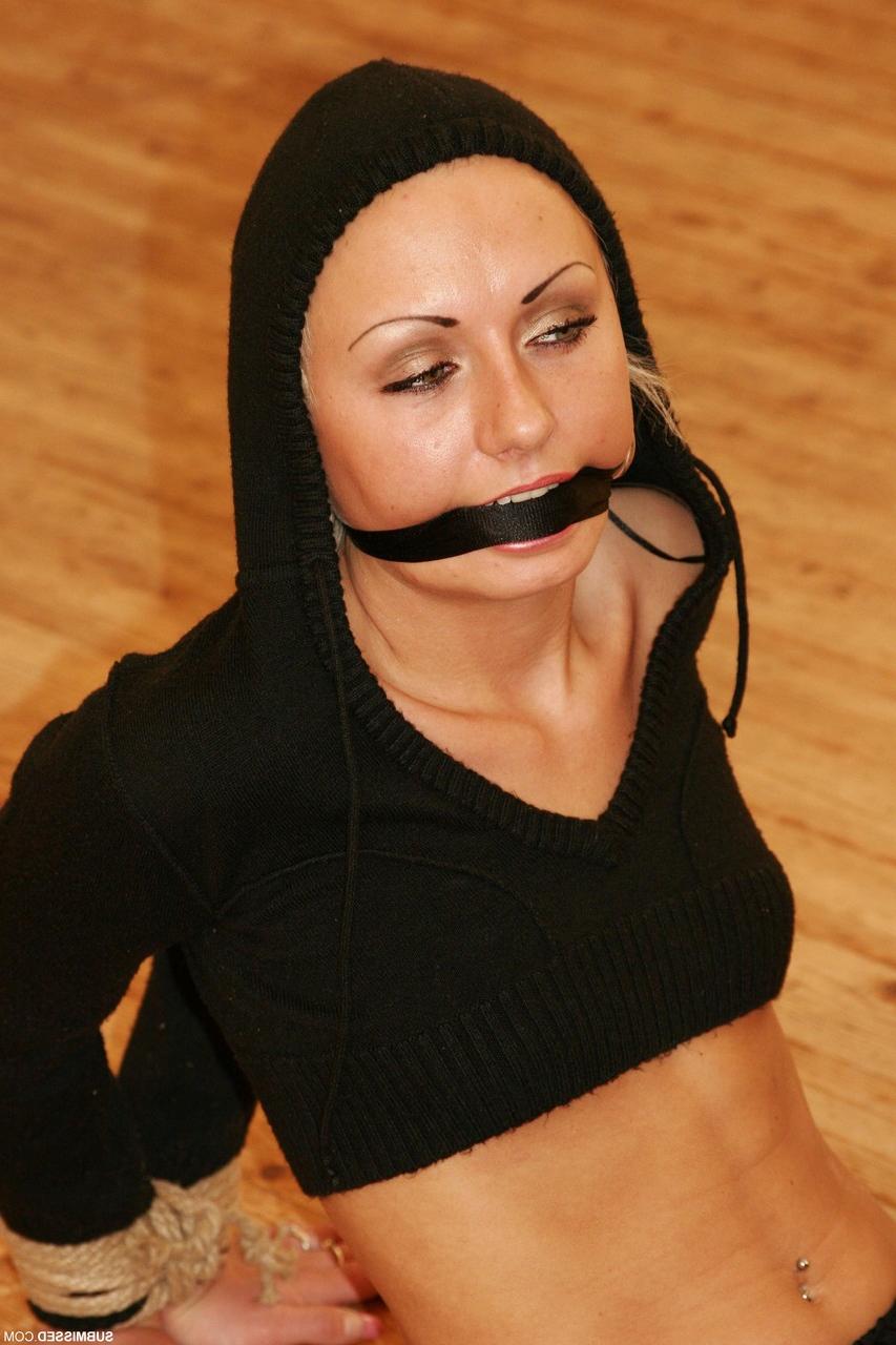 20P Babe in Netzstrümpfen Vanessa lässt ihre Muschi spielen, während sie mit einem Seil gefesselt ist