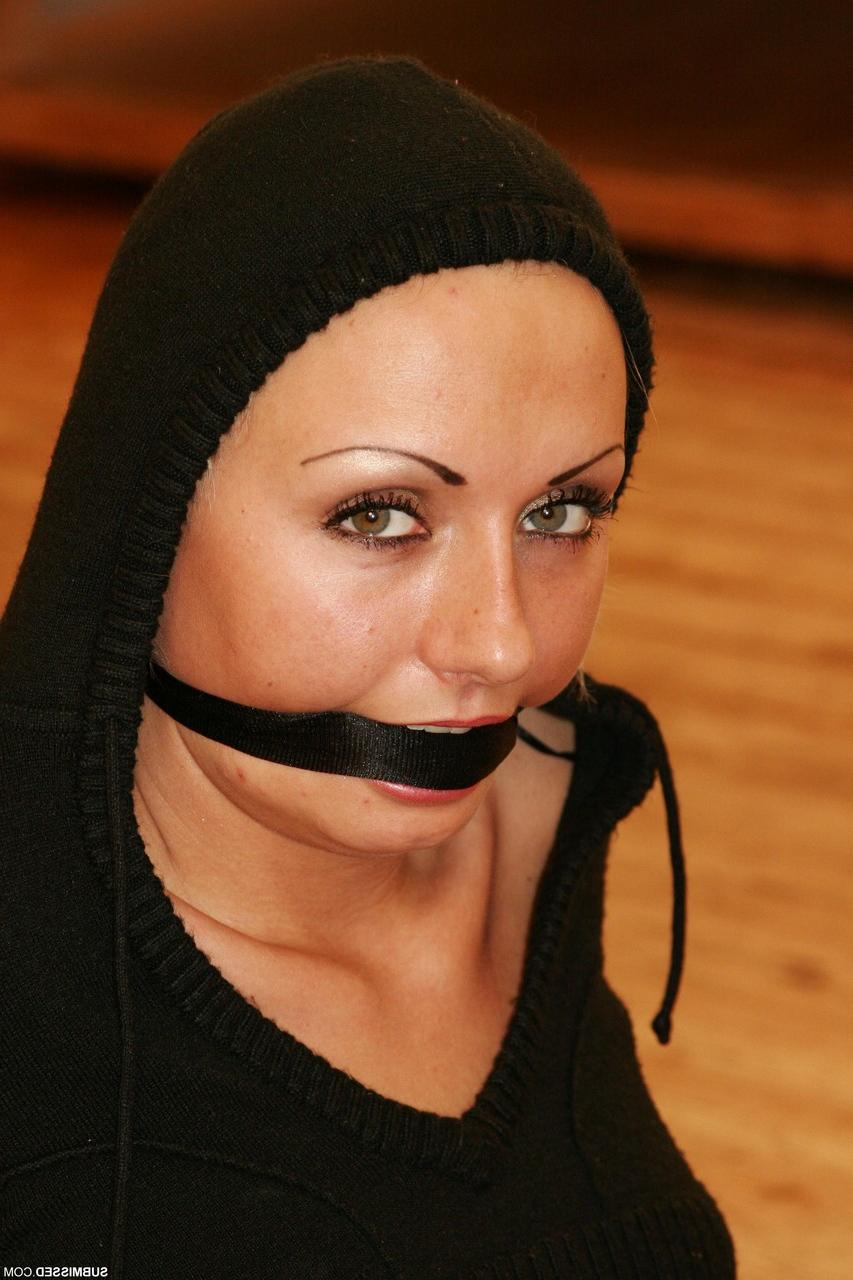 20P Babe in Netzstrümpfen Vanessa lässt ihre Muschi spielen, während sie mit einem Seil gefesselt ist
