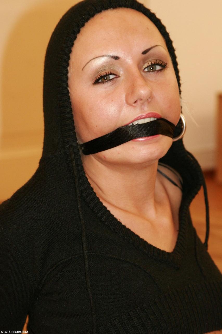 20P Babe in Netzstrümpfen Vanessa lässt ihre Muschi spielen, während sie mit einem Seil gefesselt ist