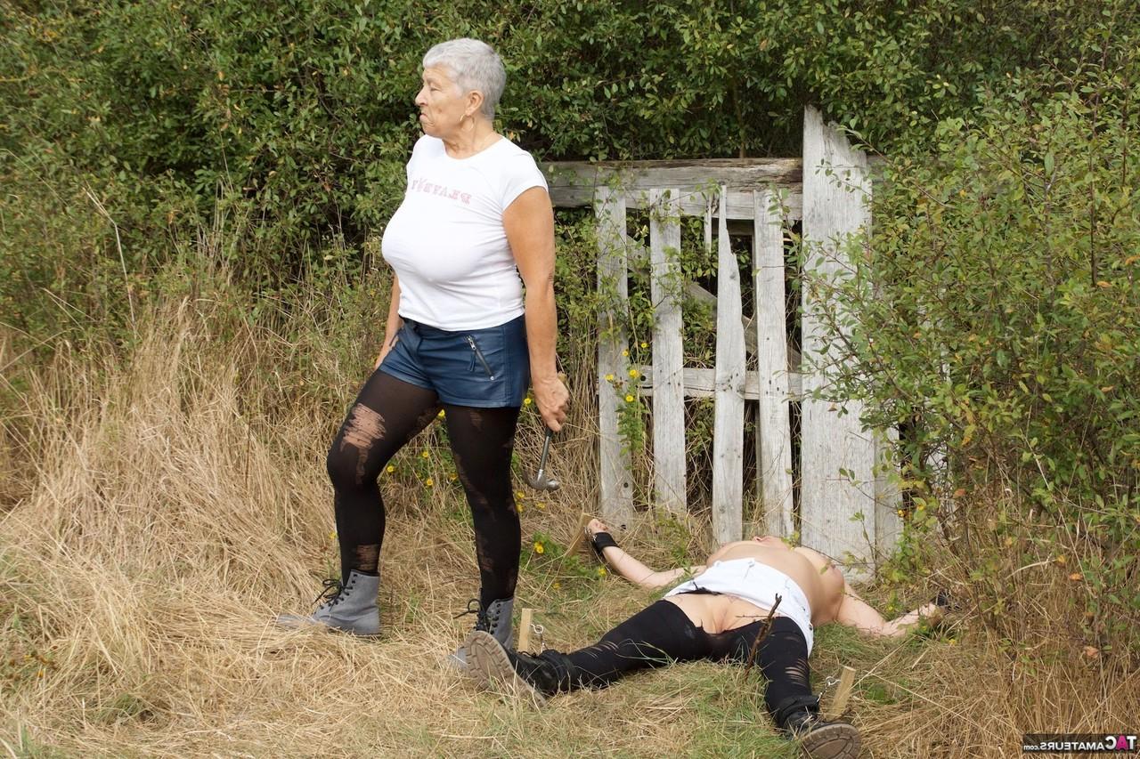 16P Eine alte Britin fesselt die vollbusige reife Dame Speedy Bee im Freien