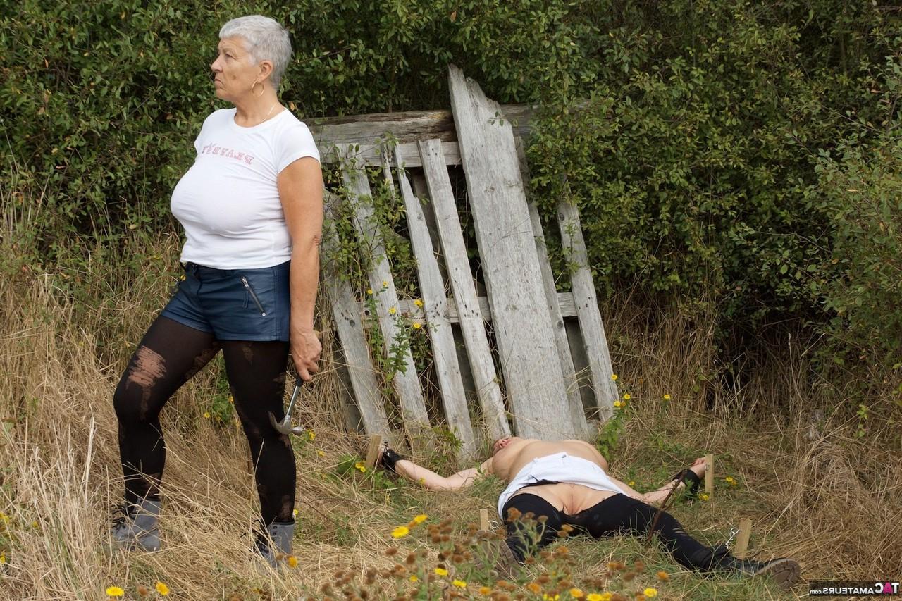 16P Eine alte Britin fesselt die vollbusige reife Dame Speedy Bee im Freien