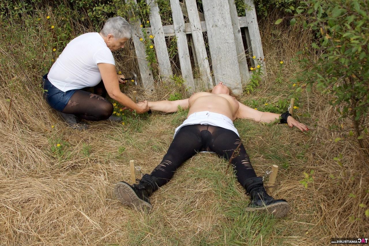 16P Eine alte Britin fesselt die vollbusige reife Dame Speedy Bee im Freien