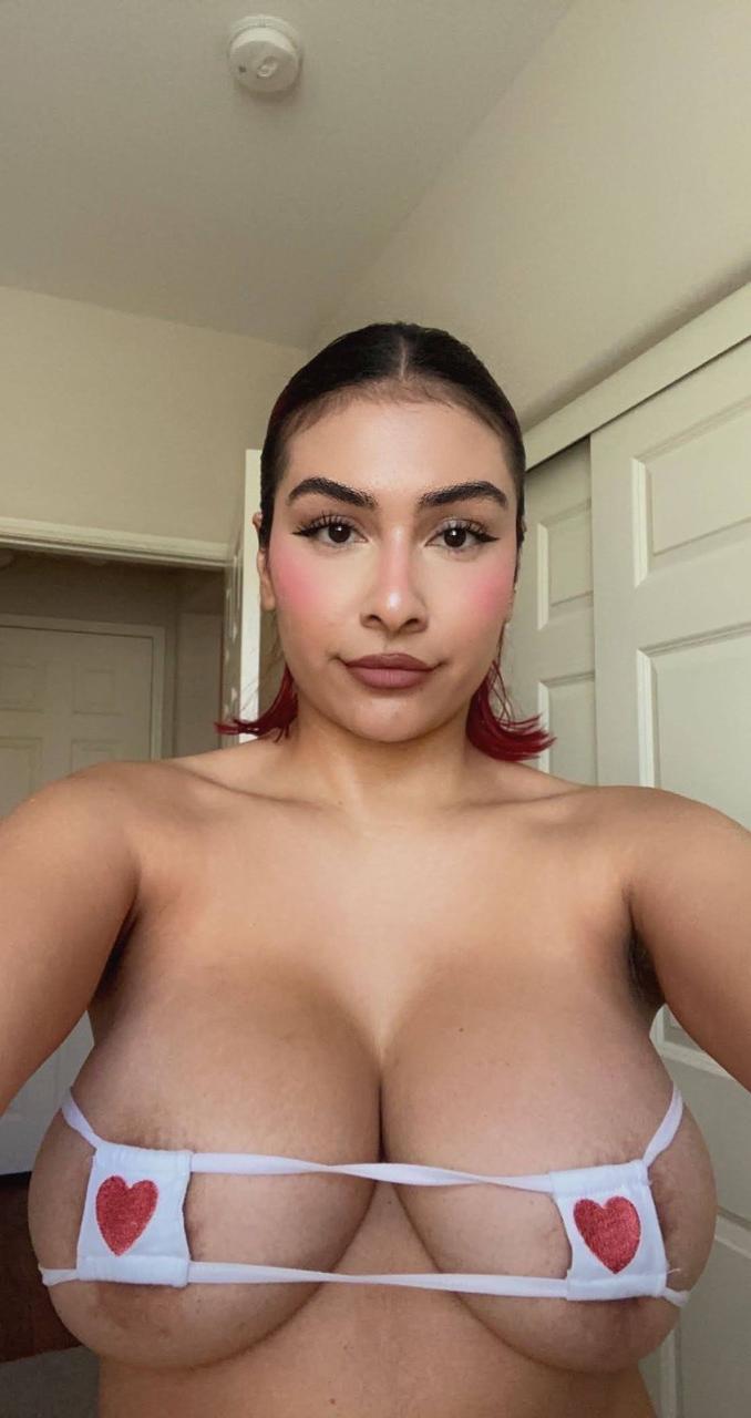 10P Das dralle Babe Angel stellt ihre wunderschönen großen Brüste zur Schau, während sie Akte macht