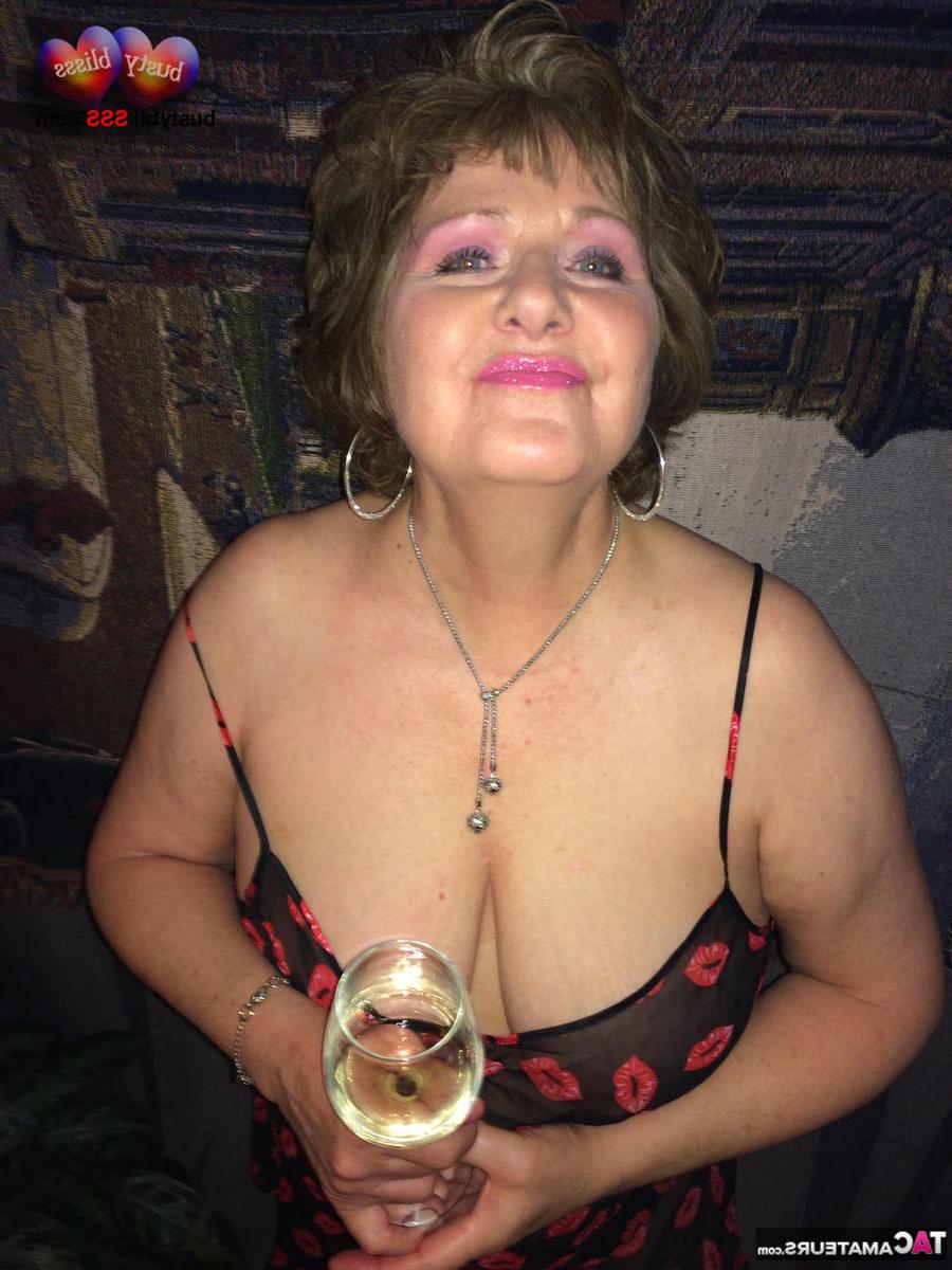 16P A senhora mais velha Busty Bliss descobre seus seios naturais durante a ação POV