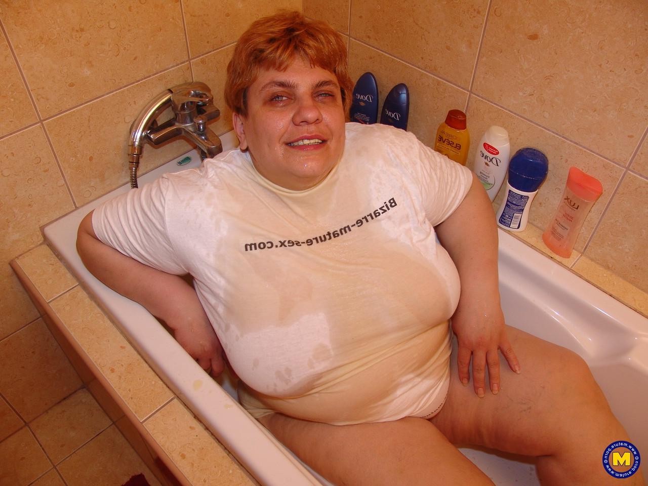 20P Madura BBW Nadia es golpeada, follada y enojada por su juguete joven