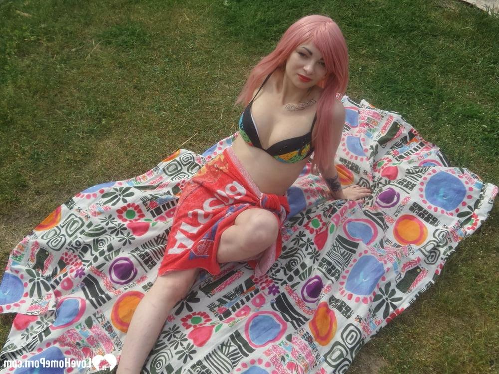 20P Amadora de cabelo rosa revela sua bunda gostosa e buceta raspada em um cobertor ao ar livre