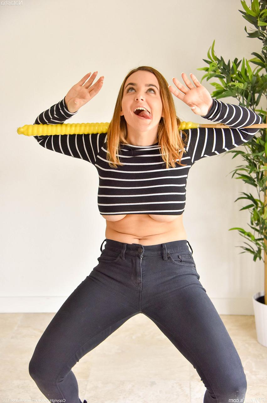 20P A adolescente sexy Natasha aperta seus enormes peitos naturais e se fecha