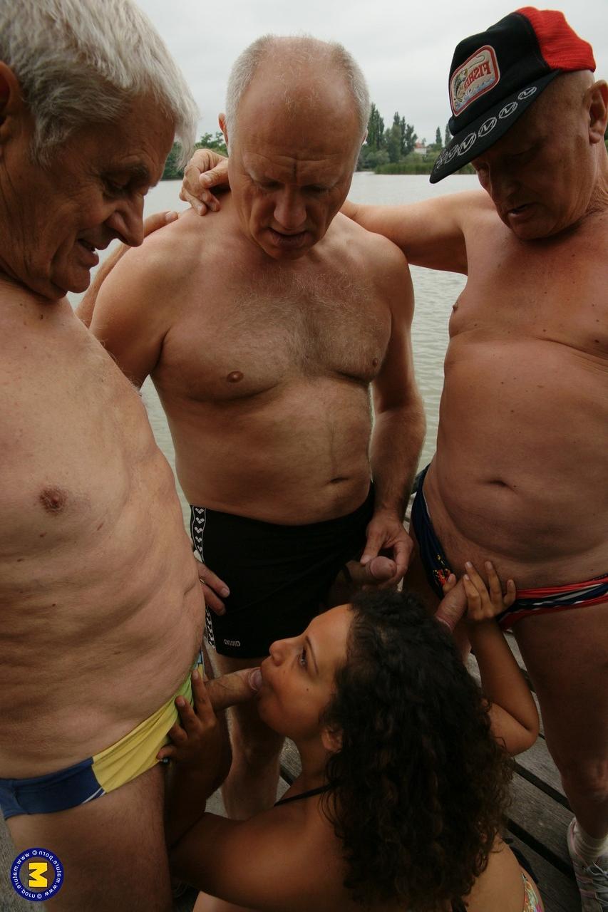 20P La joven amateur cachonda Gabrielle se abre de piernas para tres viejos pescadores