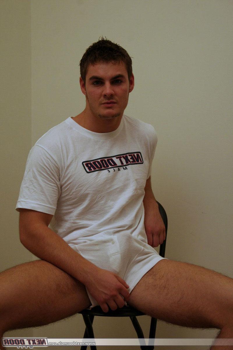20P El semental amateur Brenden se desnuda para mostrar su cuerpo atlético y su deliciosa polla