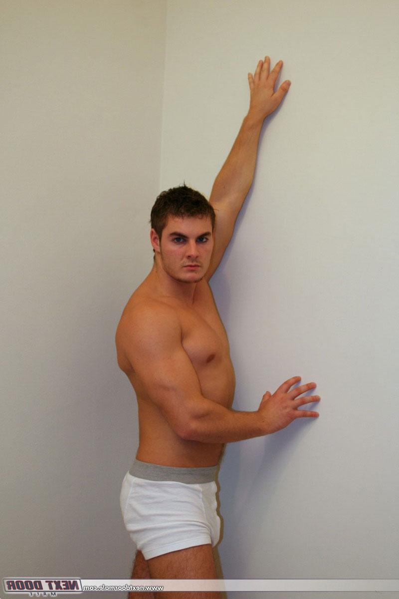 20P El semental amateur Brenden se desnuda para mostrar su cuerpo atlético y su deliciosa polla