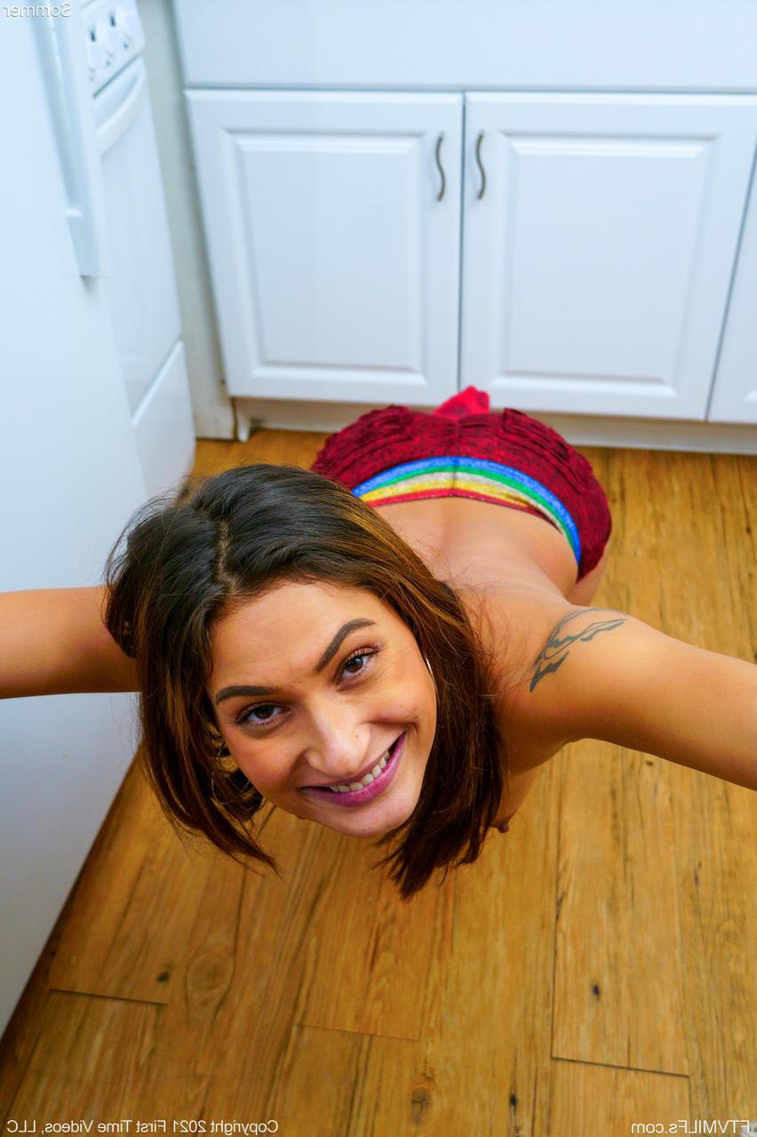 20P La preciosa MILF amateur Sommer se desnuda y se masturba en la cocina