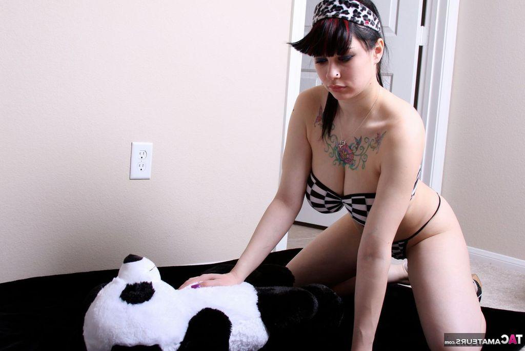 20P A morena tatuada Susyrocks libera seus hooters enquanto transa com um bicho de pelúcia