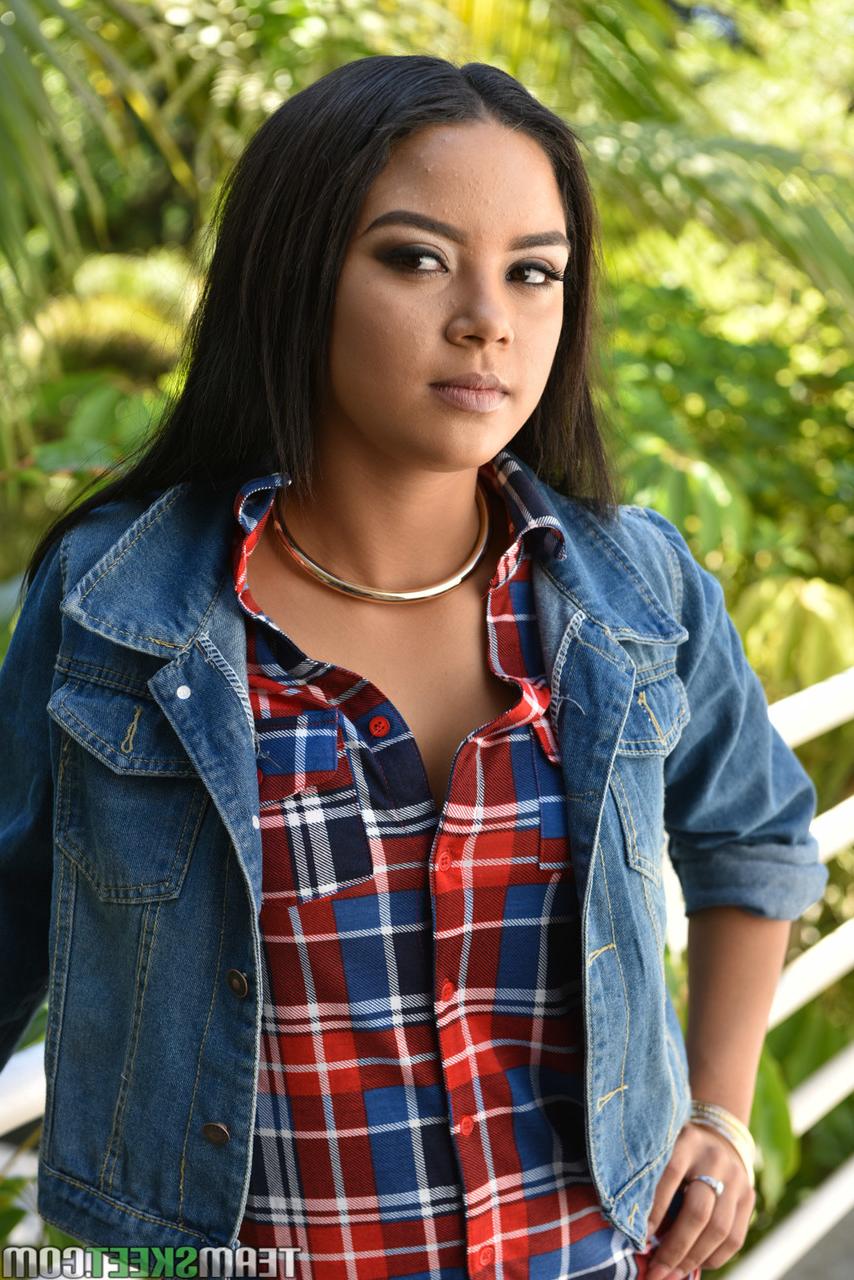 17P A irresistível adolescente Maya Bijou cavalga o melhor amigo de seu ex em uma cowgirl reversa gostosa