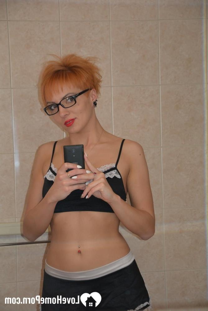 16P Redheaded MILF strips her maid uniform and poses naked in the bathtub