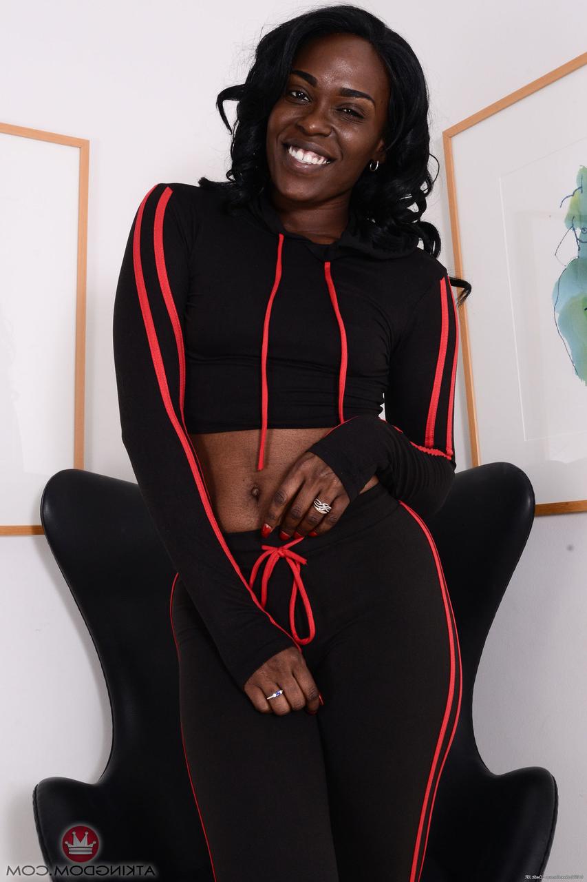 20P Exotic black hottie Tiffany Taylor spreads her ass cheeks & ebony pussy