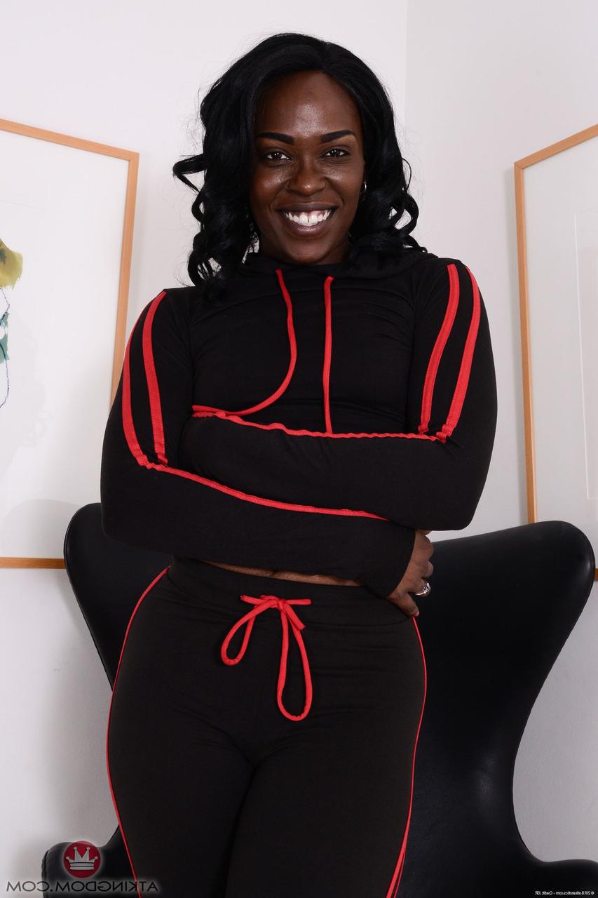 20P Exotic black hottie Tiffany Taylor spreads her ass cheeks & ebony pussy