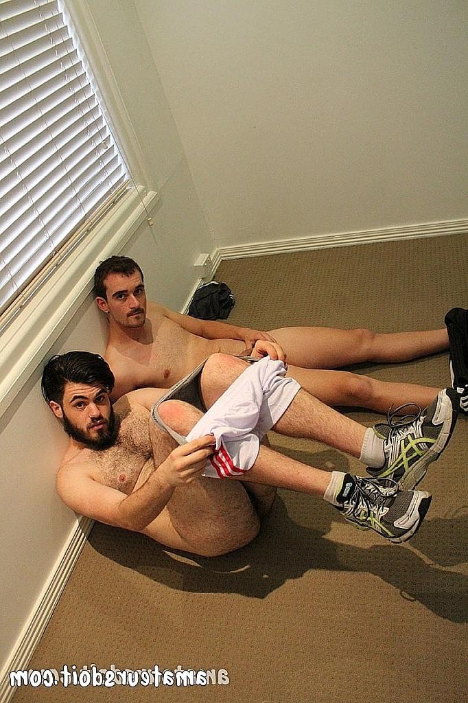 20P Os amadores gays gostosos Carter Cumalot e Mitch Bear desfrutam de uma sessão de foda sem camisinha