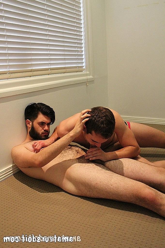 20P Os amadores gays gostosos Carter Cumalot e Mitch Bear desfrutam de uma sessão de foda sem camisinha