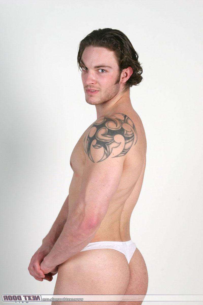 20P Gay de cabelos compridos com uma tatuagem Clark Kent revela seus músculos quentes e pau pequeno