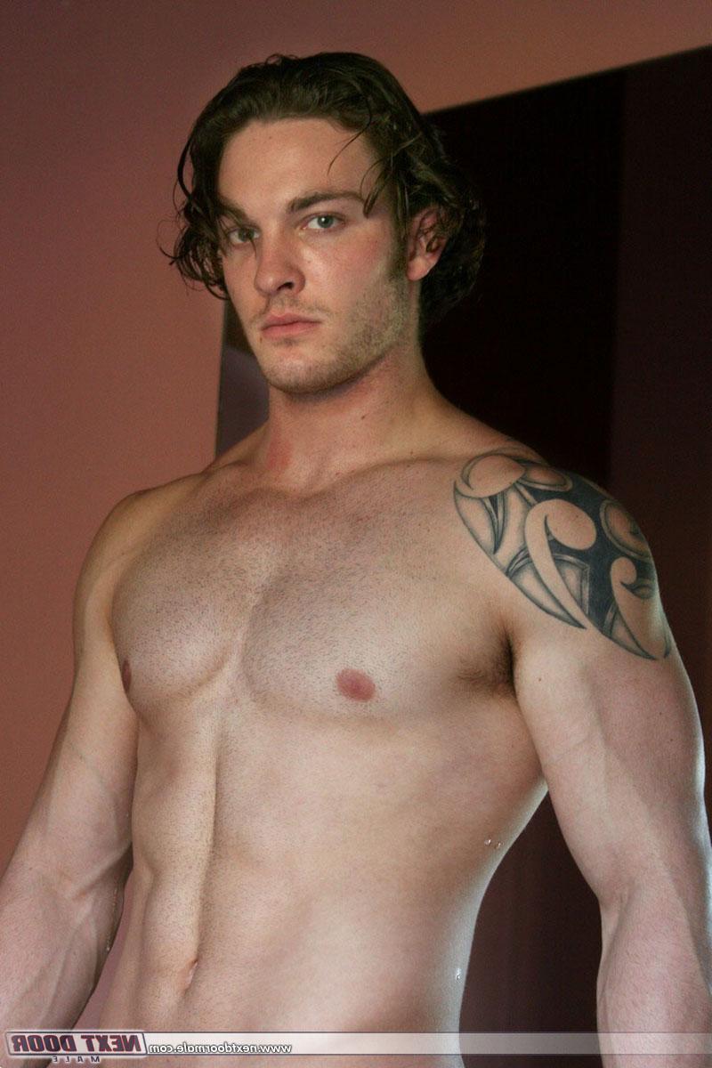 20P Gay de cabelos compridos com uma tatuagem Clark Kent revela seus músculos quentes e pau pequeno