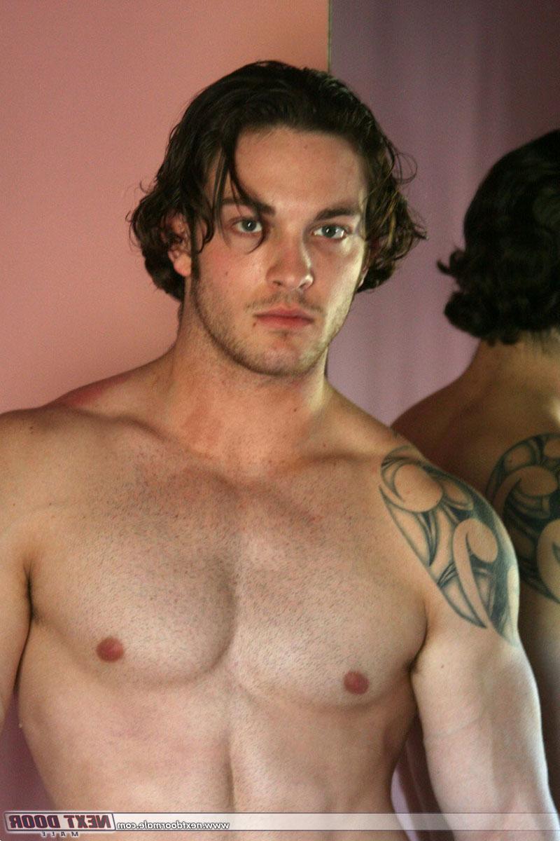 20P Gay de cabelos compridos com uma tatuagem Clark Kent revela seus músculos quentes e pau pequeno