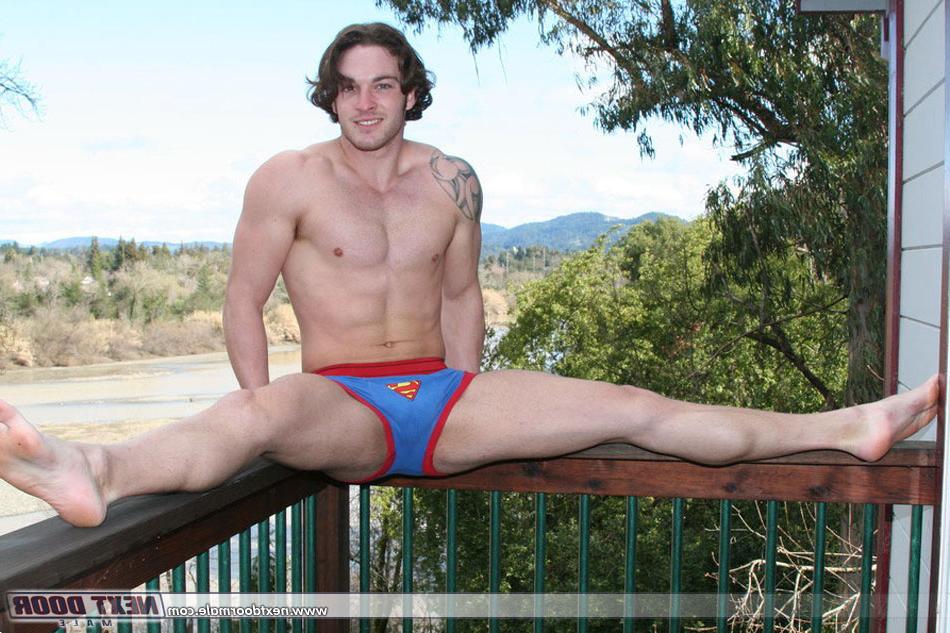 20P Gay de cabelos compridos com uma tatuagem Clark Kent revela seus músculos quentes e pau pequeno