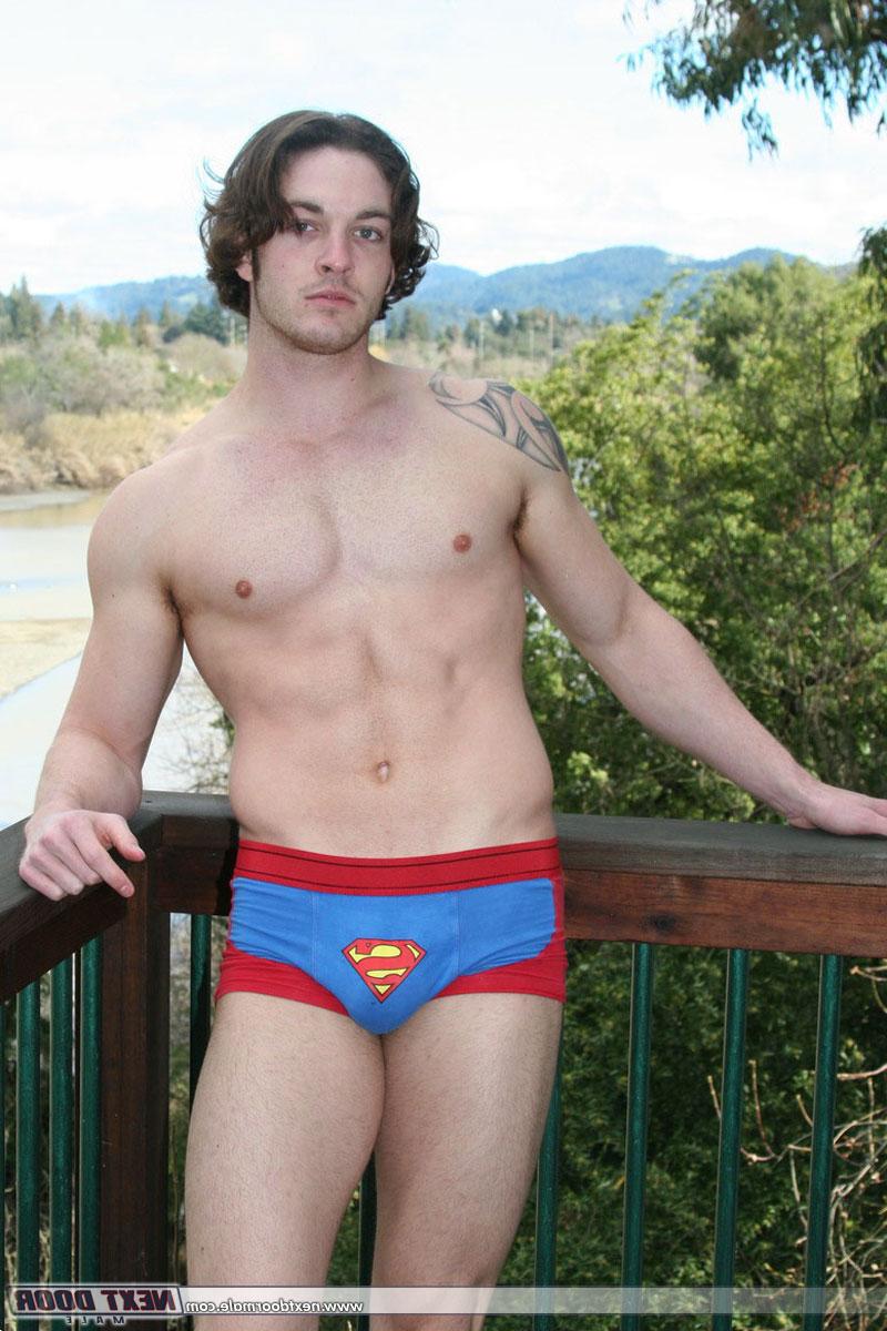 20P Gay de cabelos compridos com uma tatuagem Clark Kent revela seus músculos quentes e pau pequeno