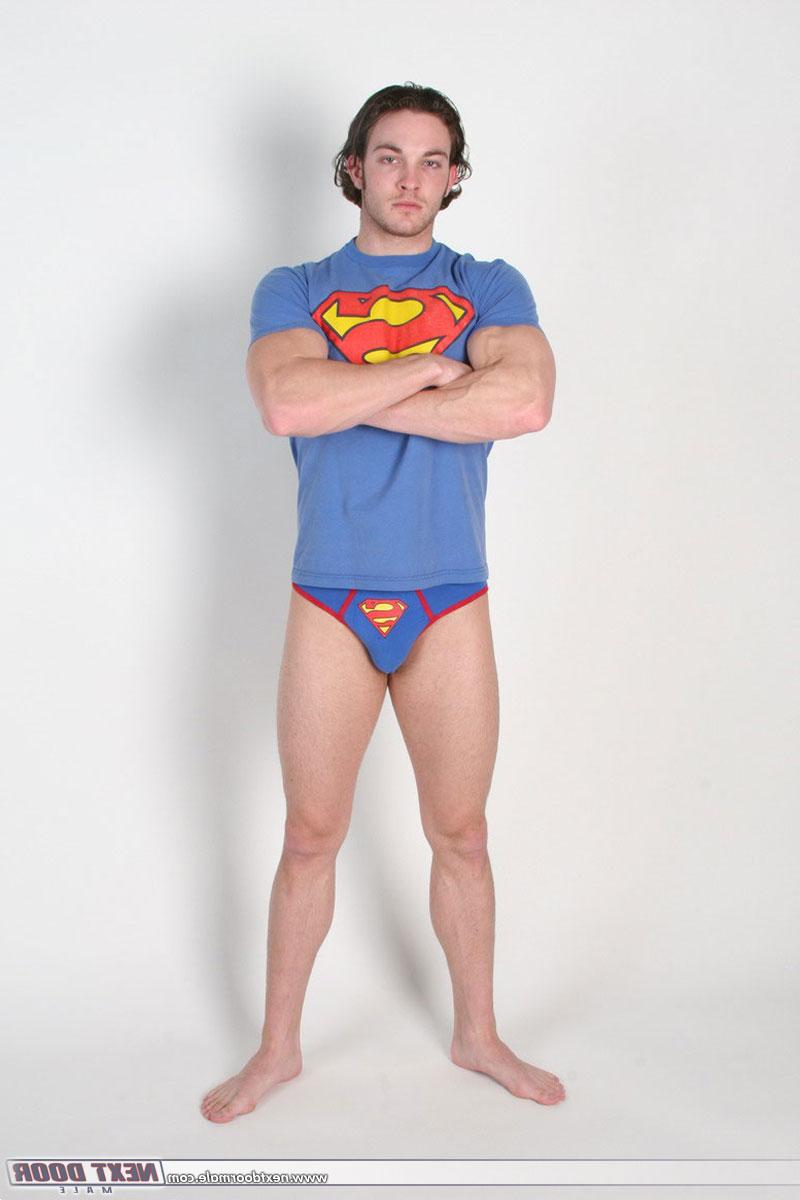 20P Gay de cabelos compridos com uma tatuagem Clark Kent revela seus músculos quentes e pau pequeno