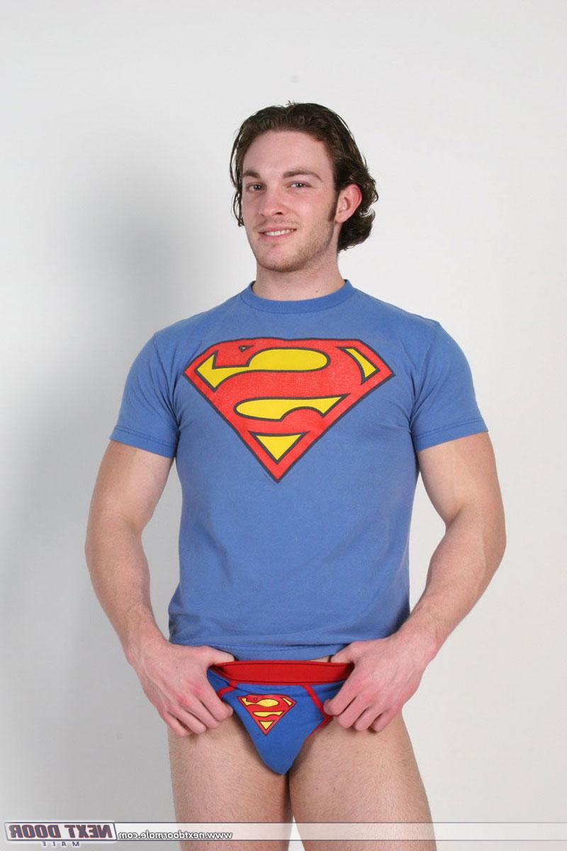 20P Gay de cabelos compridos com uma tatuagem Clark Kent revela seus músculos quentes e pau pequeno