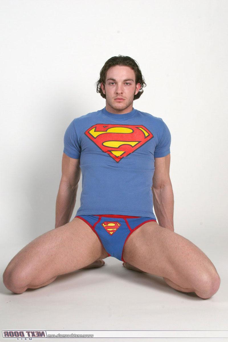 20P Gay de cabelos compridos com uma tatuagem Clark Kent revela seus músculos quentes e pau pequeno