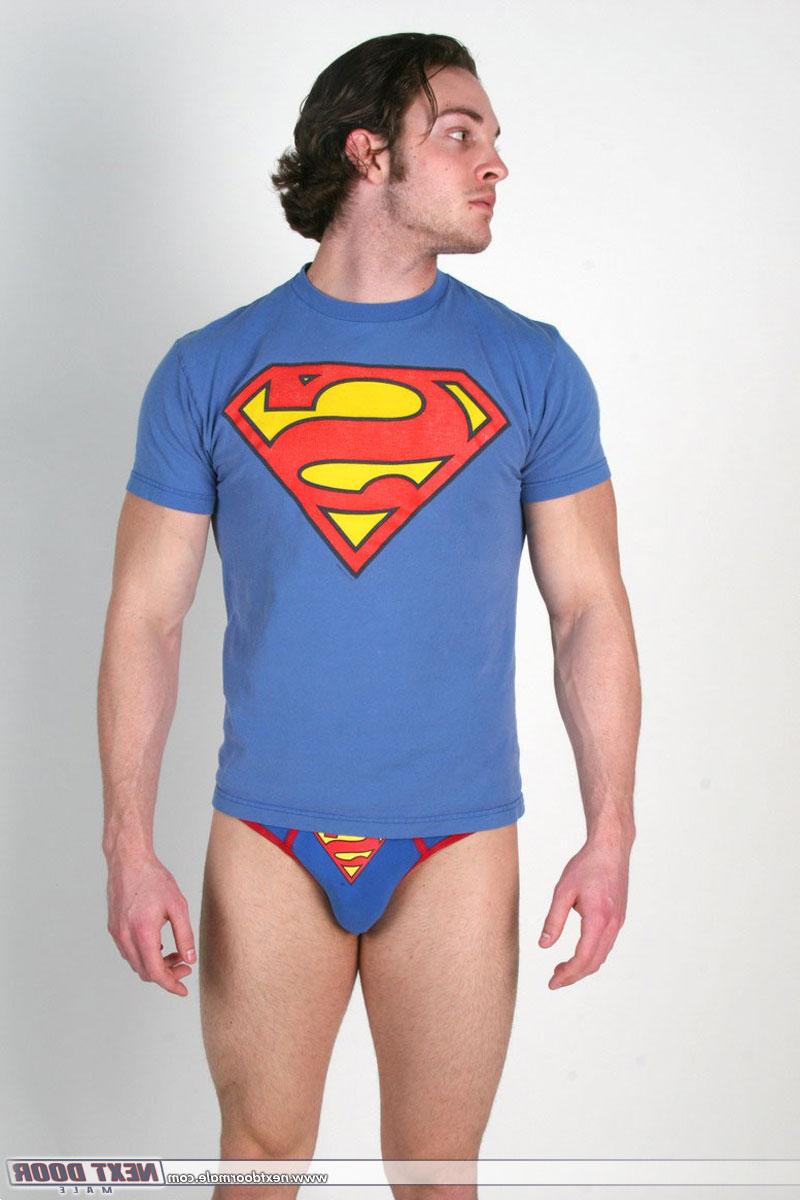 20P Gay de cabelos compridos com uma tatuagem Clark Kent revela seus músculos quentes e pau pequeno