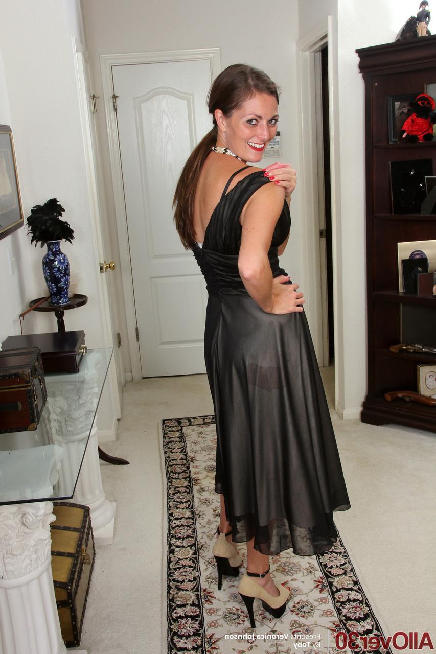 20P Magra MILF Veronica Johnson fica nua e mostra sua bunda grande e buceta aparada