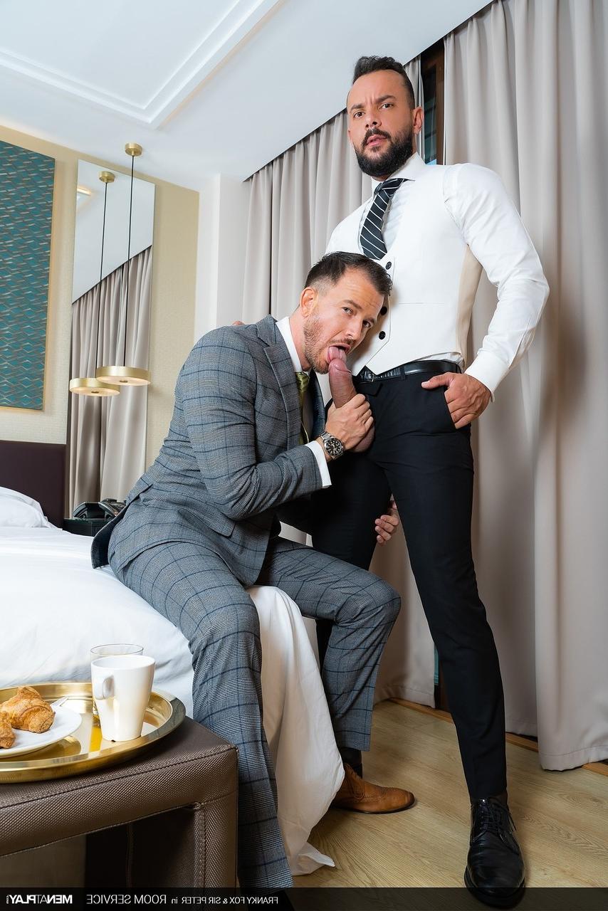 20P O mordomo gay Sir Peter faz sexo anal hardcore com um convidado bonitão
