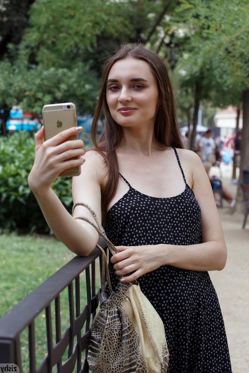 12P La modelo amateur Vitalia Pugova expone sus tetas y su culo en público