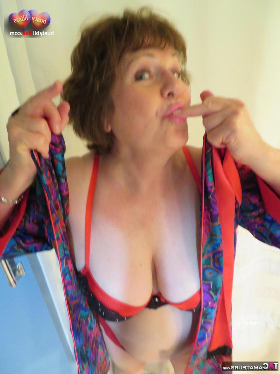 16P A senhora madura Busty Bliss brinca com um pênis em seus óculos e roupas íntimas