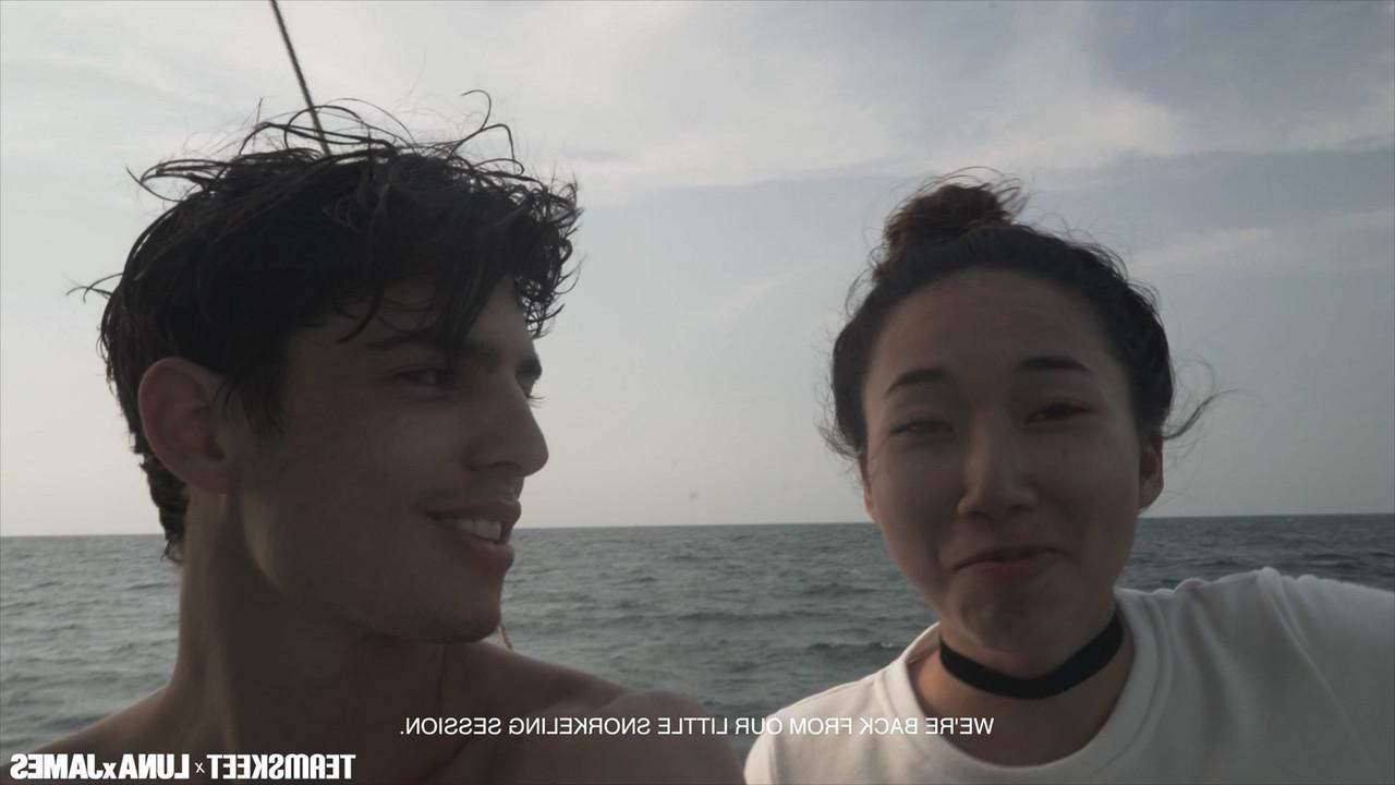 20P La jeune asiatique salope Luna X se fait baiser en levrette sur la plage rocheuse.