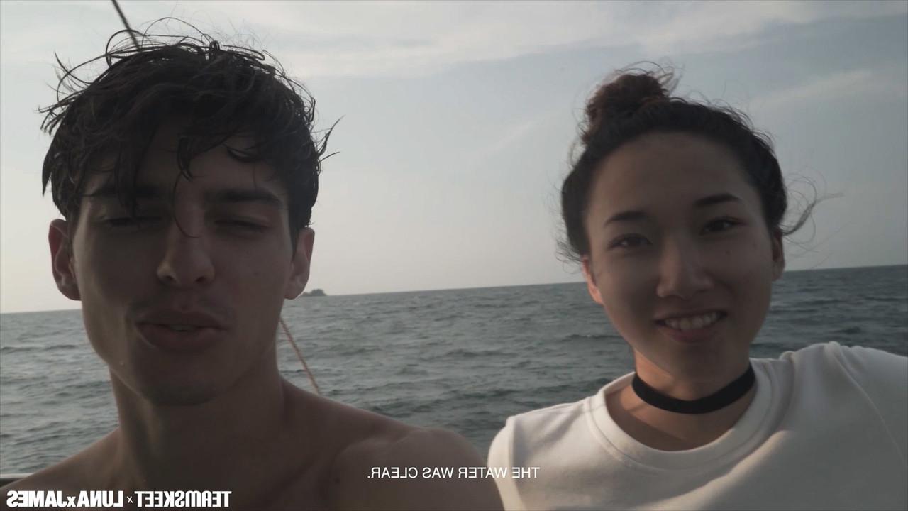 20P La jeune asiatique salope Luna X se fait baiser en levrette sur la plage rocheuse.