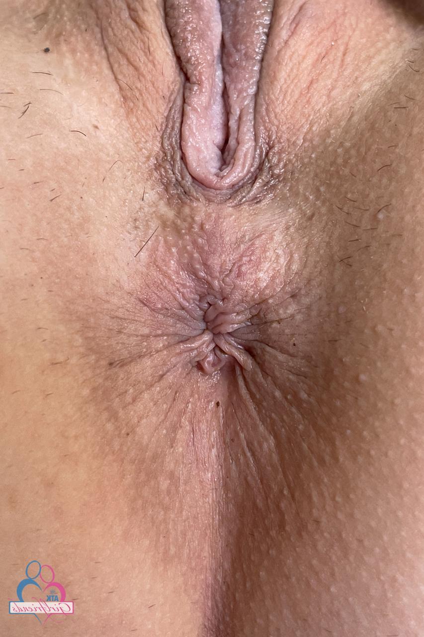 20P Sexy morena gata April Valentino mostra sua buceta pingando de perto