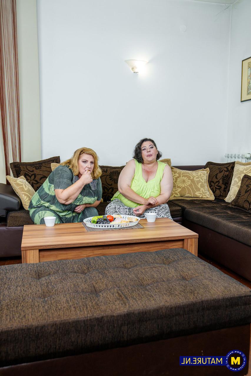 20P Pequeña adolescente lesbiana comiendo los coños gordos de la madre gordita Jana y Edina