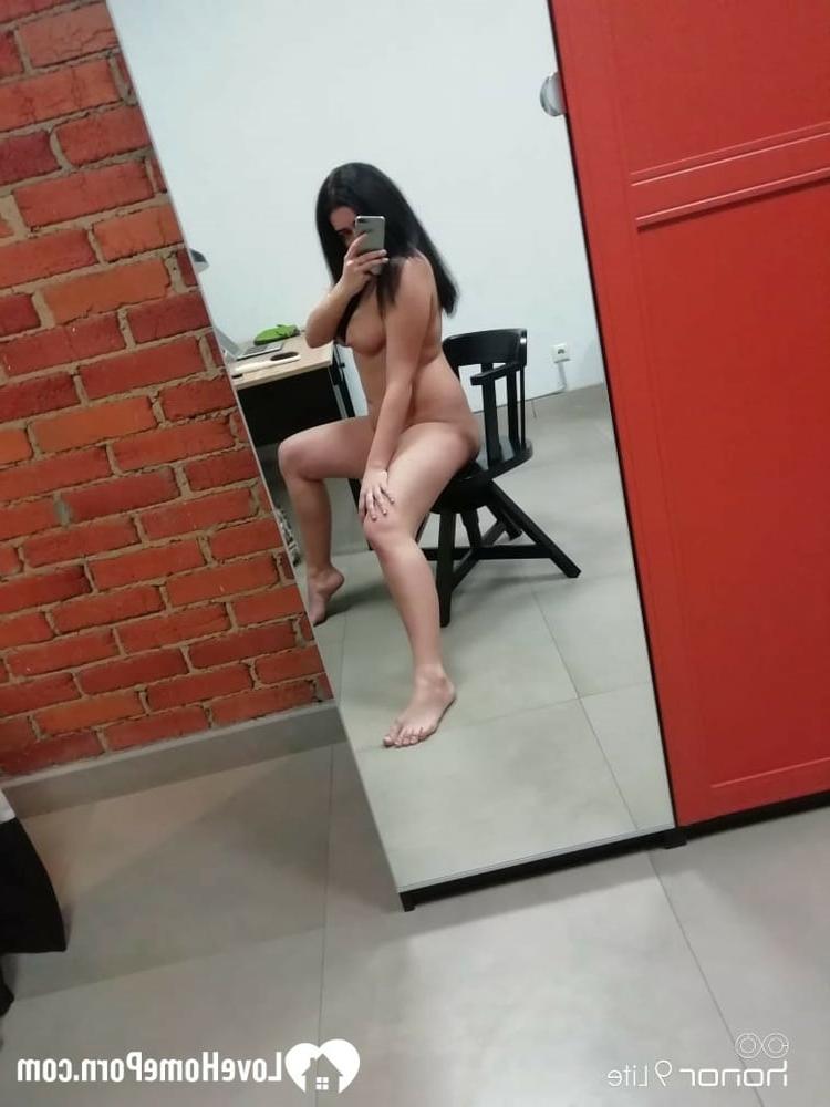 20P Une superbe brune prend des selfies nues montrant ses seins naturels