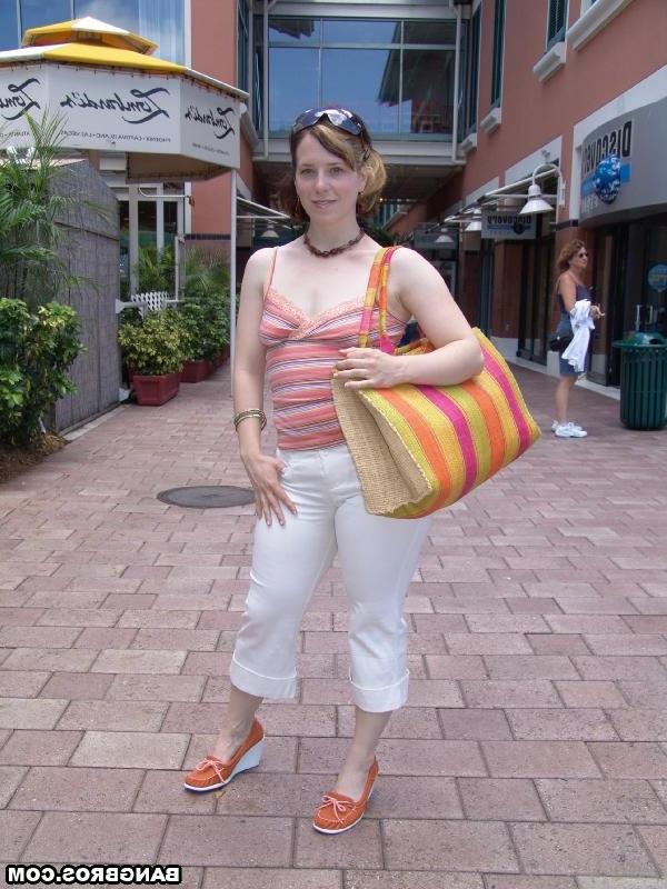 20P Linda amadora MILF Tatum Reed mostra sua bunda redonda antes de chupar e foder