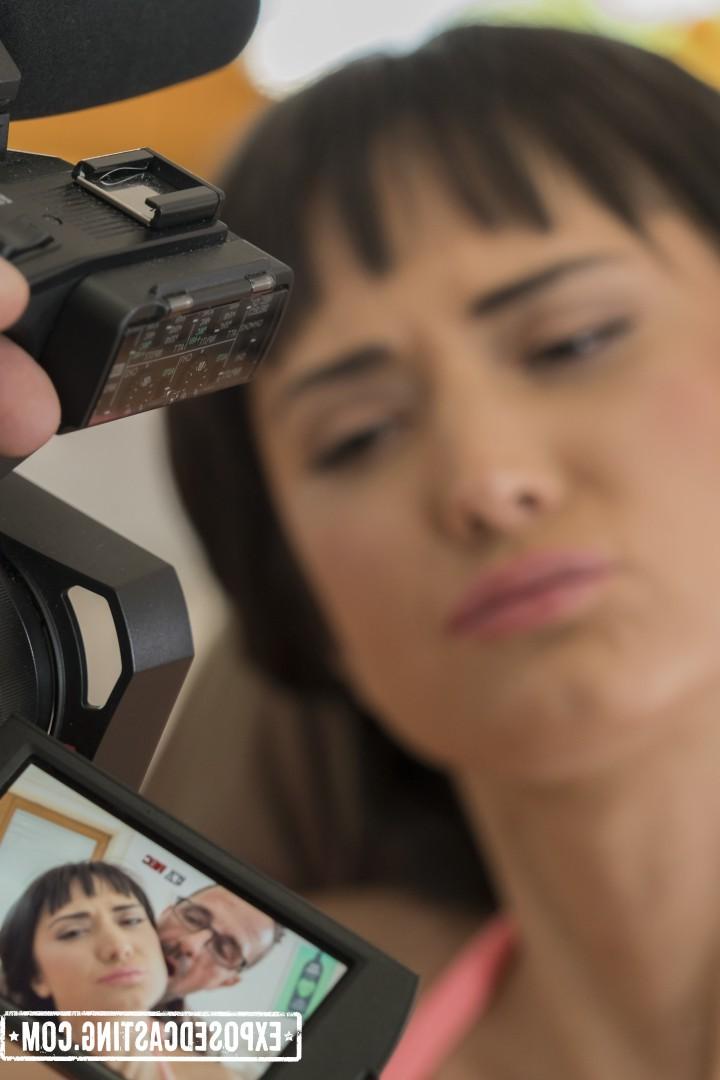 17P Un agent porno teste la nouvelle venue Angie Moon en lui perçant la chatte serrée sur un canapé