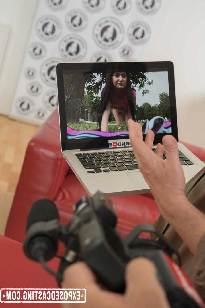 17P Un agent porno teste la nouvelle venue Angie Moon en lui perçant la chatte serrée sur un canapé