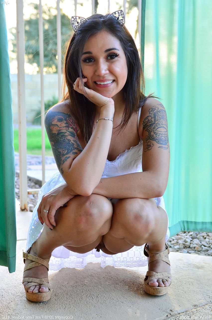 20P A fofa Jynx fica nua e exibe seus peitos e vagina raspada ao ar livre