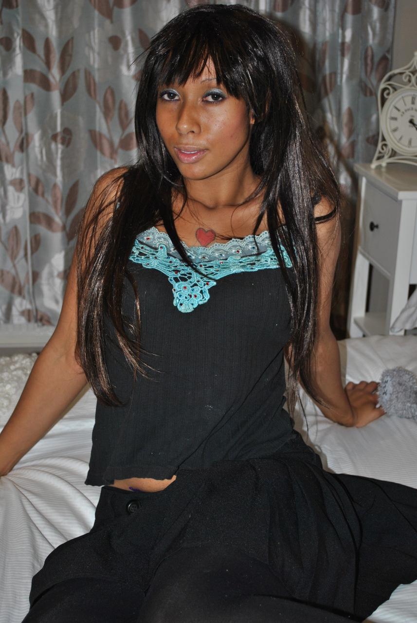 20P La superbe britannique Daniella se déshabille pour étaler sa chatte délicieusement poilue.