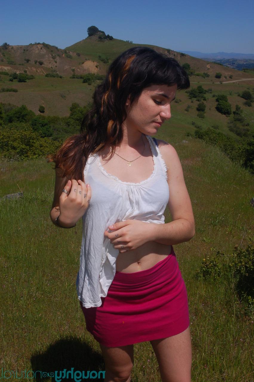 20P O amador excitado Joey Minx revela seus naturais e vagina peluda ao ar livre